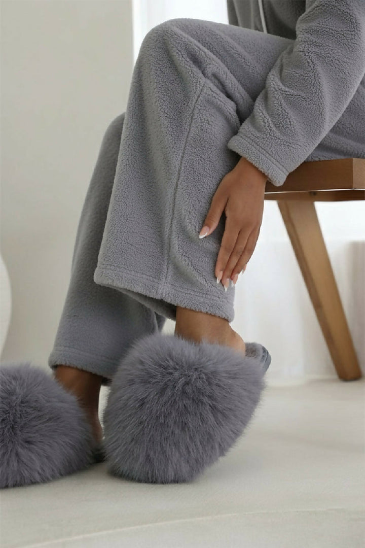 GREY EXTREME OVERSIZED FAUX FUR FLUFFY SLIPPERS (PACK OF 12 PAIRS UK3-UK8)