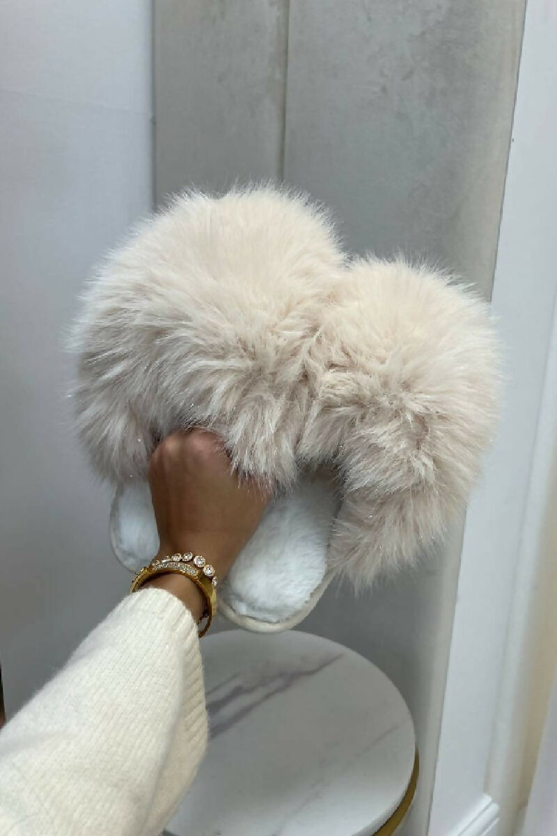 EXTREME COSY OVERSIZED CREAM FLUFFY FUR WINTER SLIPPERS (PACK OF 24 PAIRS UK3-UK8) - jqwholesale.com