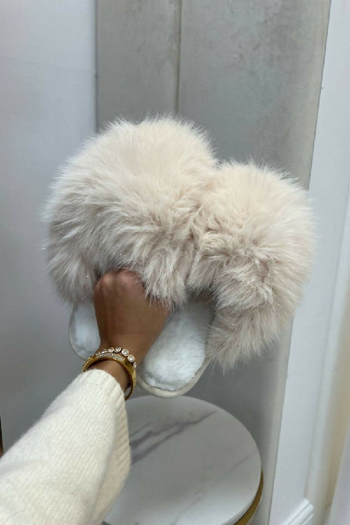 EXTREME COSY OVERSIZED CREAM FLUFFY FUR WINTER SLIPPERS (PACK OF 24 PAIRS UK3-UK8) - jqwholesale.com