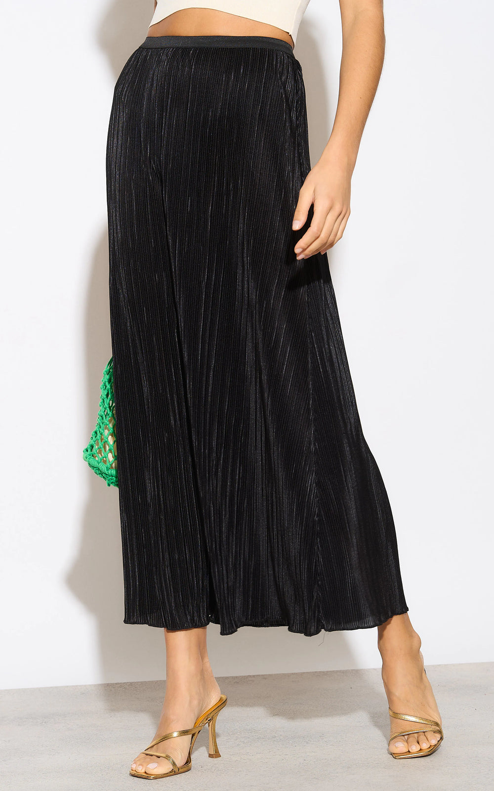 Classic Pleated Midi Skirt in Black - jqwholesale.com