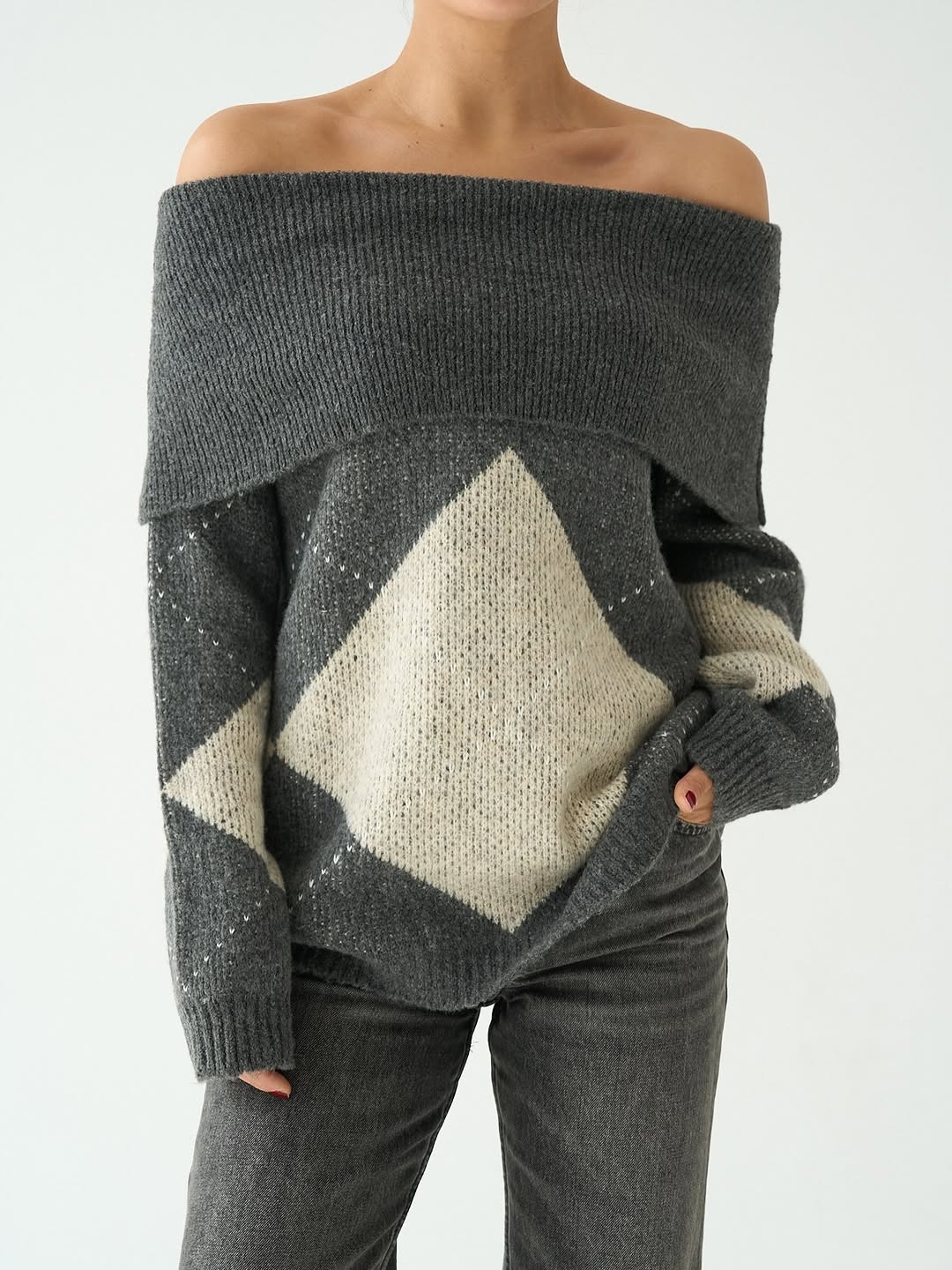 Off-Shoulder Argyle Knit Jumper in Antrasit