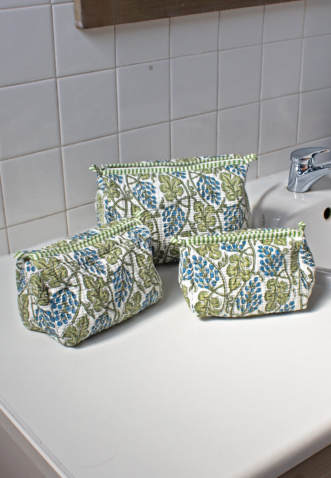 3 Quilted Printed Wash Bag in White Leaves - jqwholesale.com