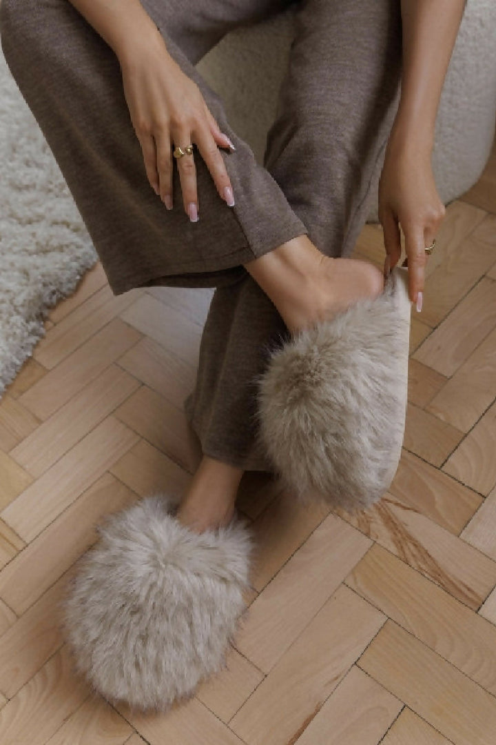 EXTREME COSY OVERSIZED CAMEL FLUFFY FUR WINTER SLIPPERS (PACK OF 24 PAIRS UK3-UK8) - jqwholesale.com