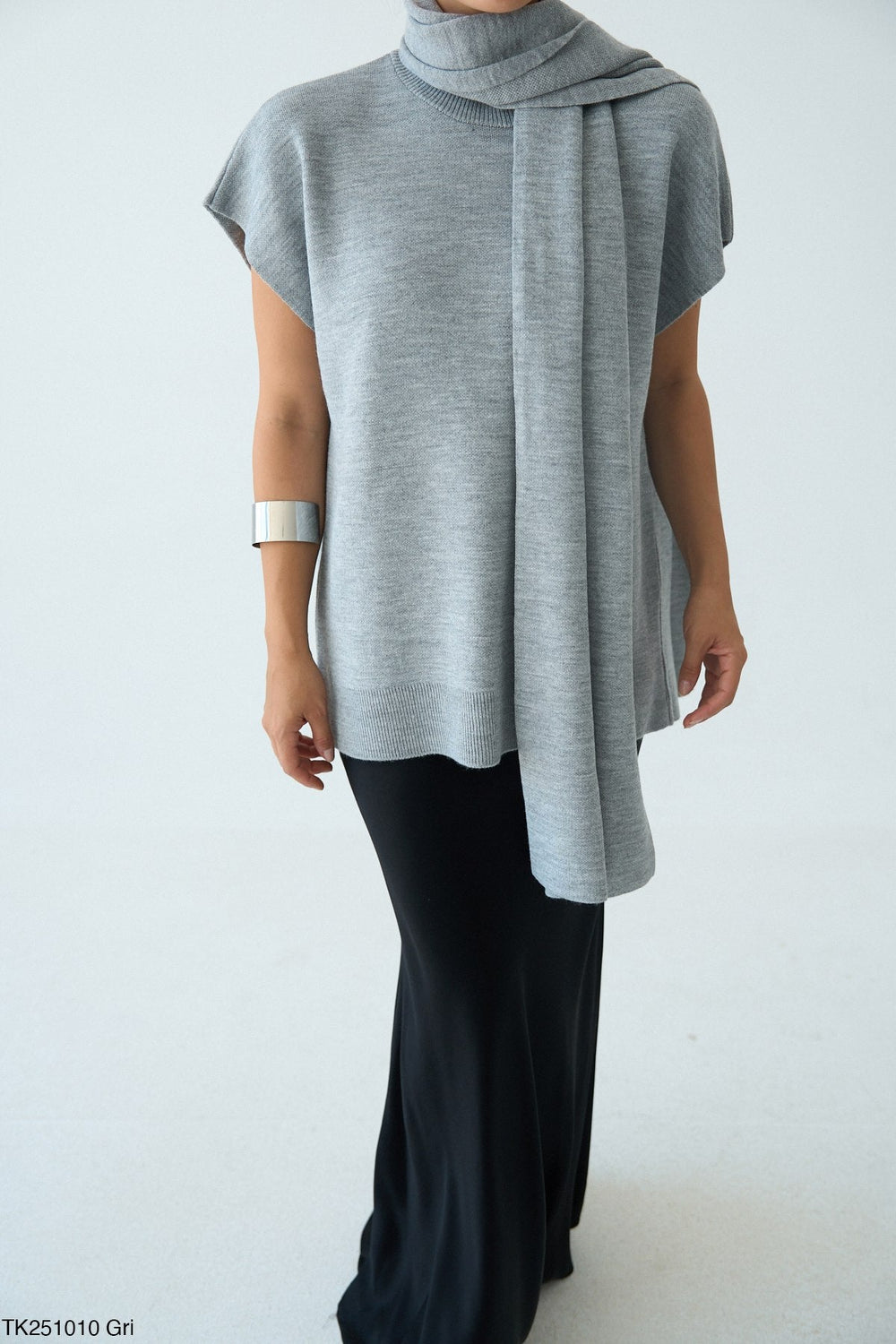 Sleeveless Knit Jumper with Matching Scarf in Light Grey - jqwholesale.com